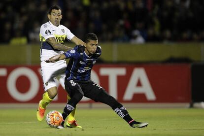 Luis León, de Independiente del Valle, contiene al delantero Carlos Tévez, de Boca, en el partido de ida.