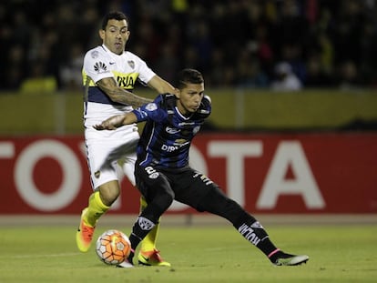 Luis Le&oacute;n, de Independiente del Valle, contiene al delantero Carlos T&eacute;vez, de Boca, en el partido de ida.