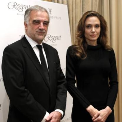 Luis Moreno Ocampo, fiscal jefe de la Corte Penal Internacional, y Angelina Jolie, en unas conferencias en Berlín en febrero de 2012.
