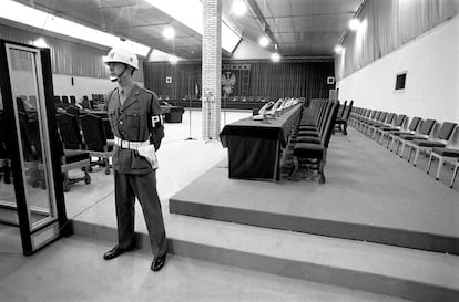 Un policía militar vigila unos días antes del juicio, en febrero de 1982, la sala del Servicio Geográfico del Ejército, en Campamento (Madrid), habilitada para la celebración del juicio contra los 33 procesados por el fallido golpe de Estado del 23- F. No se dejó entrar a las cámaras. EL PAÍS acompañó sus crónicas con <a href="https://elpais.com/elpais/2015/10/28/album/1446025392_421323.html" target="_blank">las ilustraciones</a> de José Luis Verdes. <a href="https://elpais.com/diario/1982/06/04/espana/391989606_850215.html" target="_blank">El fallo del tribunal</a>, fue considerado benévolo por políticos y militares. El teniente general Jaime Milans del Bosch y Ussía y el teniente coronel de la Guardia Civil Antonio Tejero Molina, fueron condenados a treinta años de reclusión. El general de división Alfonso Armada Comyn, a seis. El Gobierno recurrió ante el Tribunal Supremo, que aumentó algunas penas, 22 de los 33 procesados, entre ellos la de Armada, de seis a 30. Milans del Bosch salió de la cárcel en julio y falleció en 1997. Antonio Tejero salió en diciembre de 1996, y Armada fue indultado por razones de salud en diciembre de 1988, tras cumplir seis años de cárcel, y murió en 2013.