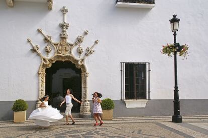 La ciudadela, hoy casco histórico, reproduce un clásico ordenamiento urbano medieval, con finalidad defensiva, consistente en un cuadrilátero amurallado con cuatro puertas, cortado por dos calles perpendiculares que se cruzan en el centro. Olivenza, villa de frontera, fundada por el Temple en el XIII, cedida a Portugal a finales de ese mismo siglo, y devuelta a España a principios del XIX, muestra una espectacular mezcla de estilos de ambos países.