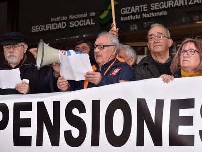 Concentración de pensionistas en Bilbao frente a la sede de la Seguridad Social.