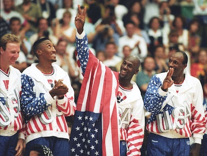 Michael Jordan levanta la mano en señal de victoria celebrando el oro en Barcelona 92.