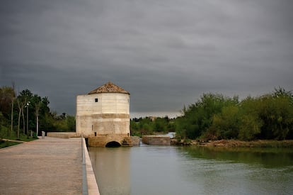 Molino y cauce rehabilitado junto al puente romano, en Córdoba