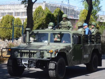 Autoridades mexicanas patrullando los alrededores del Reclusorio Sur, este miércoles.