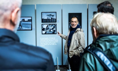 Cristóbal Manuel mostraba algunas de las fotografías de la exposición el pasado 25 de octubre.
