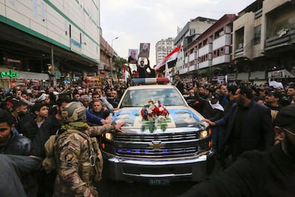 El inicio de los funerales se produce mientras la región contiene el aliento a la espera de una respuesta iraní al ataque, cuyo Ejército ha reiterado que prevé una "venganza dura", aunque sin precipitación. En la imagen, una multitud participa en el funeral por el centro de Bagdad.