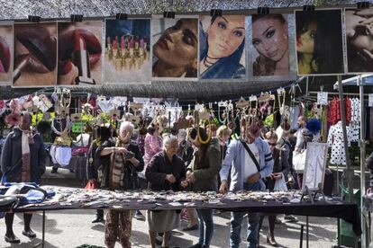 Un puesto de bisutería y productos de belleza en el mercadillo de Plaza Elíptica.