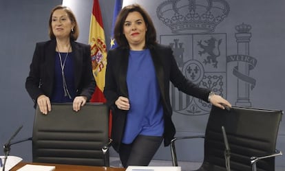 La vicepresidenta del Gobierno en funciones, Soraya S&aacute;enz de Santamar&iacute;a y la ministra de Fomento, Ana Pastor, momentos antes de la rueda de prensa posterior a la reuni&oacute;n del Consejo de Ministros hoy en La Moncloa. EFE