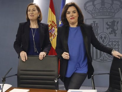 La vicepresidenta del Gobierno en funciones, Soraya S&aacute;enz de Santamar&iacute;a y la ministra de Fomento, Ana Pastor, momentos antes de la rueda de prensa posterior a la reuni&oacute;n del Consejo de Ministros hoy en La Moncloa. EFE