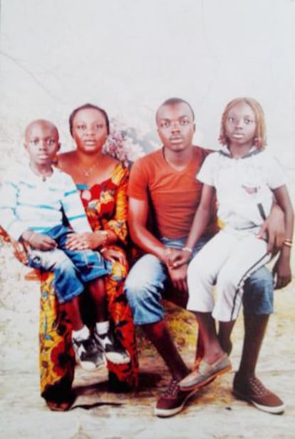 Adou, junto a sus padres y su hermana, en una foto familiar en Costa de Marfil facilitada por su abogado.