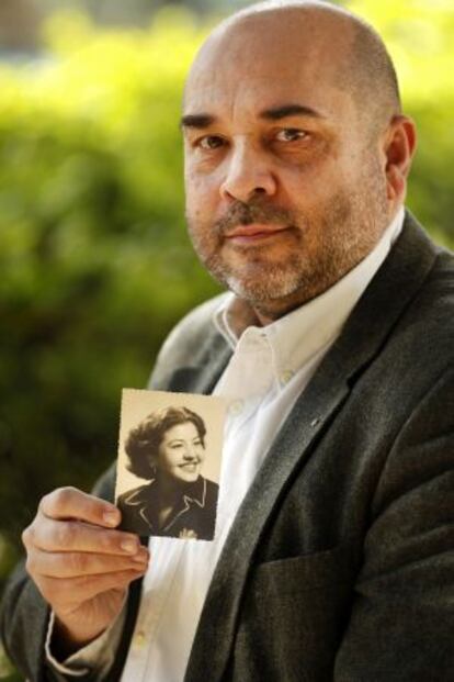 Jose Luis Menoyo, con una foto de su madre, Aurora.