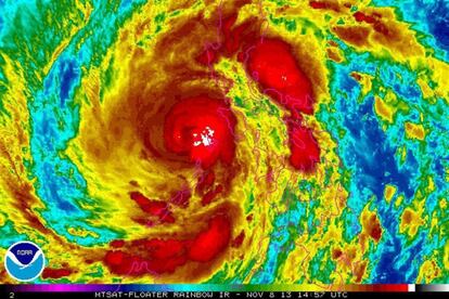 Imagen de satélite facilitada por la Administración Nacional de Océanos y Atmósfera de Estados Unidos (NOAA, por su sigla en inglés) que muestra el tifón "Haiyan" en Filipinas el viernes 8 de Noviembre 2013.