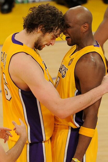 Gasol celebra un triunfo con Oddom.