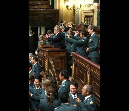 Los guardias civiles ocupan el estrado de oradores del Congreso.