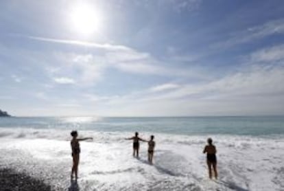 un grupo de turistas en el mar Mediterráneo.