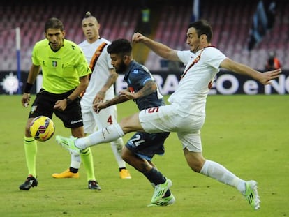 Lorenzo Insigne y Vasilis Torosidis luchan por el balón.