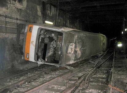 Imagen del convoy descarrilado en la línea 1 del metro de Valencia el 3 de julio de 2006.