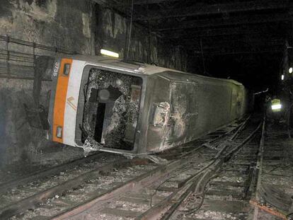 Imagen del convoy descarrilado en la línea 1 del metro de Valencia el 3 de julio de 2006.