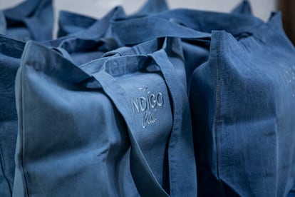 Bolsas teñidas con el pigmento Indigoremus, de una base azul sólida y cremosa.