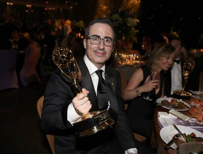 John Oliver con la estatuilla de los Emmy.