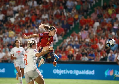 Aitana Bonmatí marca su gol a Suiza, el segundo de la selección. 