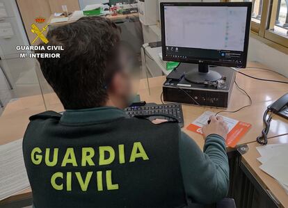 Un agente de la Guardia Civil durante una investigación.