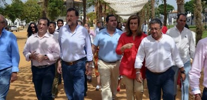 El alcalde y candidato del PP en Almonte, Jos&eacute; Antonio Dom&iacute;nguez, a la izquierda de Rajoy durante una visita en 2012.