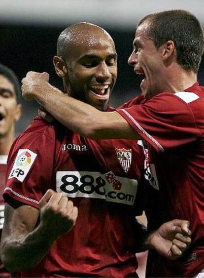 Kanouté y Duda celebran uno de los goles del Sevilla
