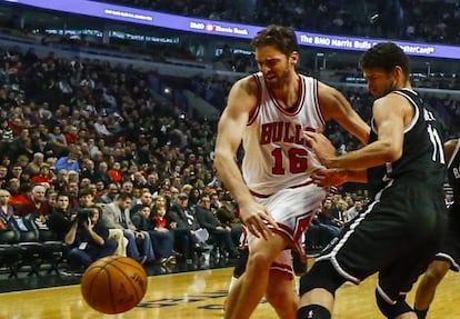 El jugador de Brooklyn Nets Brook Lopez (d) disputa un bal&oacute;n con el atacante espa&ntilde;ol de Chicago Bulls Pau Gasol.
