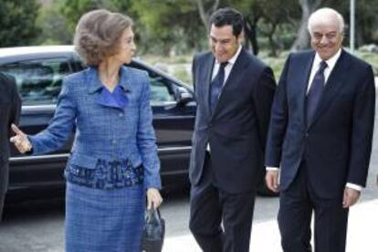 La Reina Sofía conversa con (de izquierda a derecha) Juan Manuel Moreno, Secretario de Estado de Servicios Sociales e Igualdad y Francisco González, Presidente del BBVA, a su llegada hoy al acto de ratificación de la colaboración entre la Fundación de Ayuda contra la Drogadicción (FAD) y el BBVA en el proyecto Acción Magistral, tras inaugurar una reunión de 200 docentes de Infantil, Primaria y Secundaria para fomentar la educación en valores en las aulas.