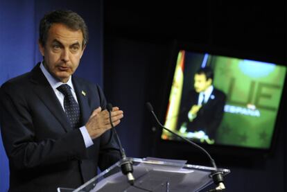 Rodríguez Zapatero explica a la prensa el nuevo paquete de medidas, ayer tras el Consejo Europeo en Bruselas.