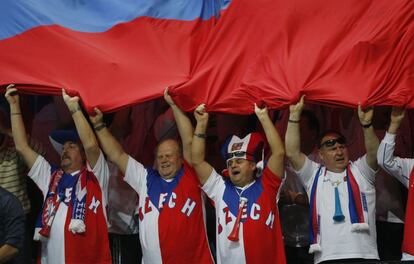 Aficionados checos animan a su equipo.
