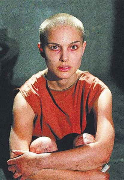 Natalie Portman, en un fotograma de <i>V de Vendetta</i>.