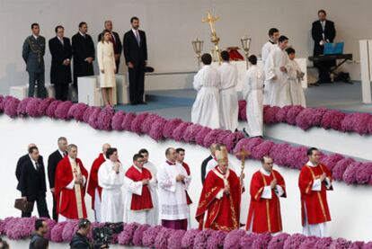 El papa Benedicto XVI se dirige al altar de la plaza del Obradoiro para oficiar una misa, mientras aguardan su llegada los Príncipes.