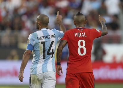 Mascherano y Vidal.