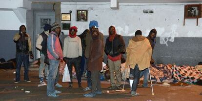 Un grupo de inmigrantes subsaharianos, en las calles de Rabat el pasado s&aacute;bado, tras ser conducidos desde Melilla por la polic&iacute;a marroqu&iacute;