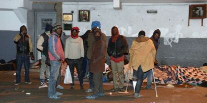 Un grupo de inmigrantes subsaharianos, en las calles de Rabat el pasado sábado, tras ser conducidos desde Melilla por la policía marroquí