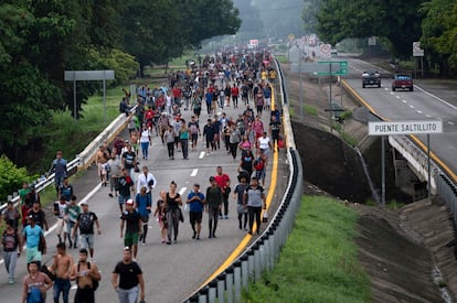 Una caravana de miles de emigrantes con destino a Estados Unidos, muchos de ellos venezolanos, a su paso por el Estado mexicano de Chiapas.