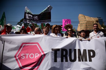 Manifestantes contra la política del presidente de los EEUU, Donald Trump durante la marcha anti-Trump en Ciudad de México.