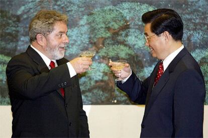El presidente brasileño, Luiz Inácio Lula da Silva, brinda con Hu Jintao, presidente de China.