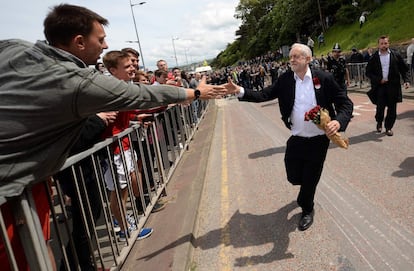 Jeremy Corbyn, líder del Partido Laborista, saluda a sus simpatizantes al finalizar un acto de campaña en Colwyn Bay, Gales, en vísperas de las elecciones generales.