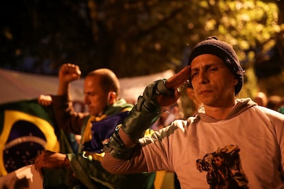 Un partidario de Bolsonaro participa en una protesta contra la cuarentena y el gobernador de São Paulo, João Doria