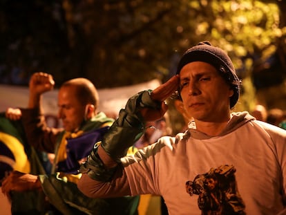 Apoiador de Bolsonaro participa de protesto contra a quarentena e governador João Doria, em São Paulo.