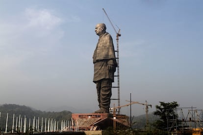 A 'Estátua da Unidade', em construção.