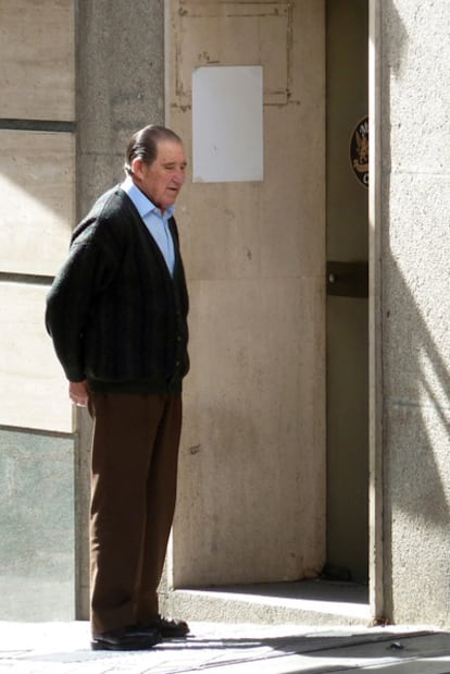 El doctor Eduardo Vela Vela pasea el 23 de febrero de 2011 por una calle de Madrid.