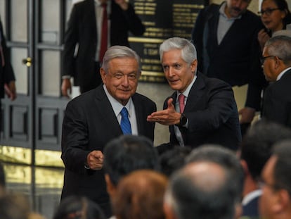 Andrés Manuel López Obrador y Alfredo del Mazo, en Toluca, este lunes.