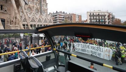 Decenas de vecinos cierran el paso al autob&uacute;s frente a la Sagrada Familia