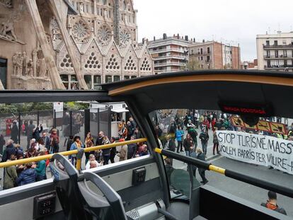 Decenas de vecinos cierran el paso al autob&uacute;s frente a la Sagrada Familia