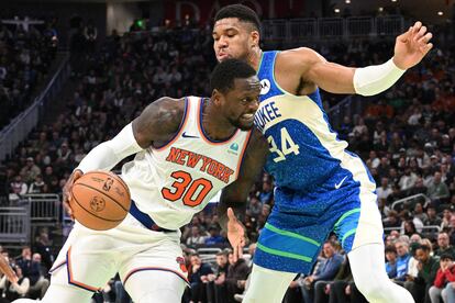 Julius Randle, de los New York Knicks, lleva el balón ante Giannis Antetokounmpo, de los Milwaukee Bucks, en un lance del partido.